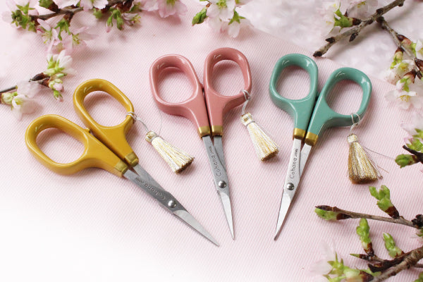 本日販売開始！春限定 漆と金蒔絵の小ばさみ