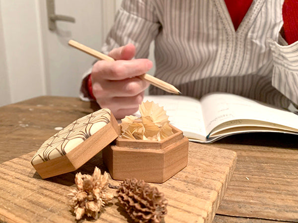 スタッフの愛用品「小花の寄木のヒノキえんぴつ」（後編）