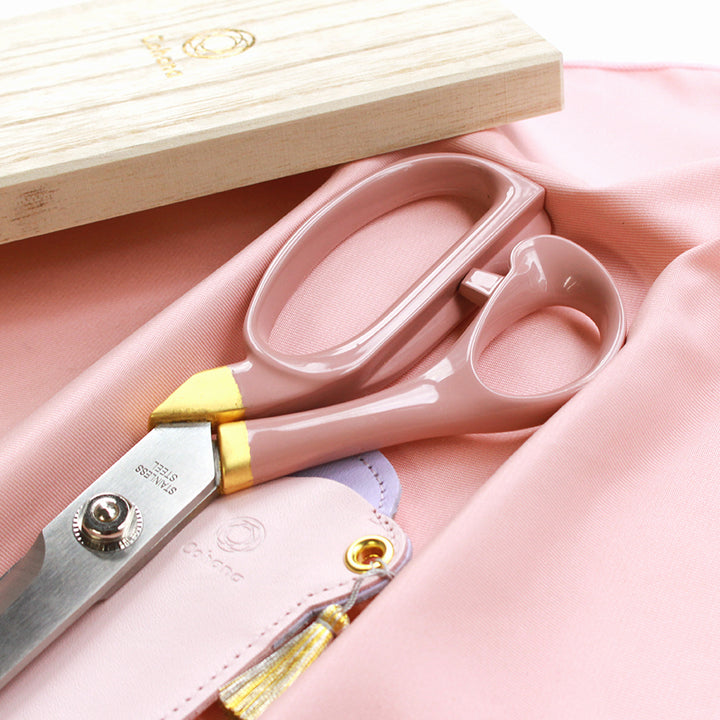 [Available in Limited Quantities] Seki Sakura Sewing Shears with Lacquered Handles and Gold Leaf Accents (45-411)