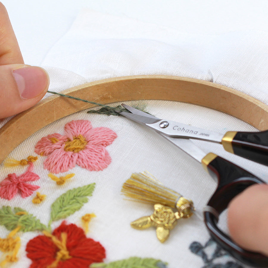 [Available in Limited Quantities] Small Scissors with Lacquered Handles Tamenuri with a Rose Charm