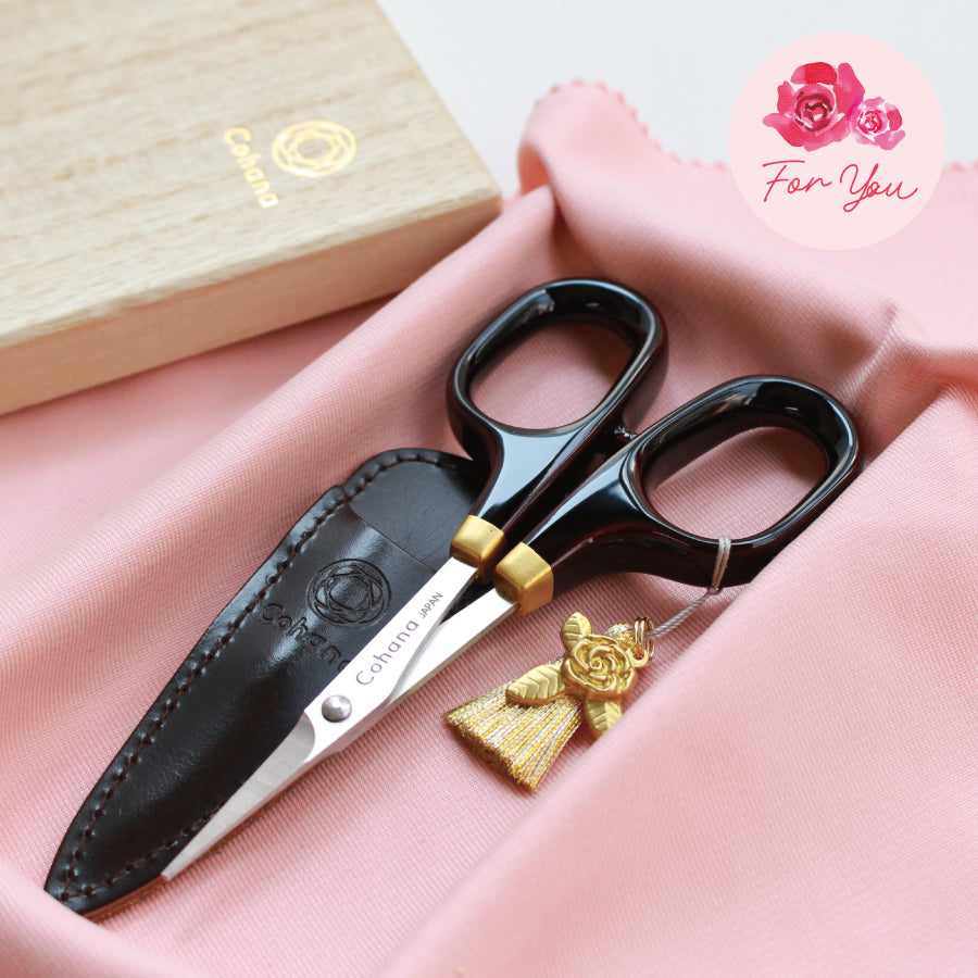 [Available in Limited Quantities] Small Scissors with Lacquered Handles Tamenuri with a Rose Charm