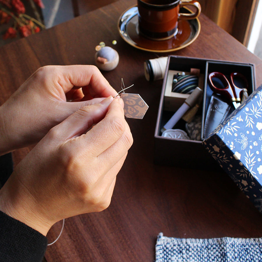 Haibara Chiyogami Needle Threader (45-269)