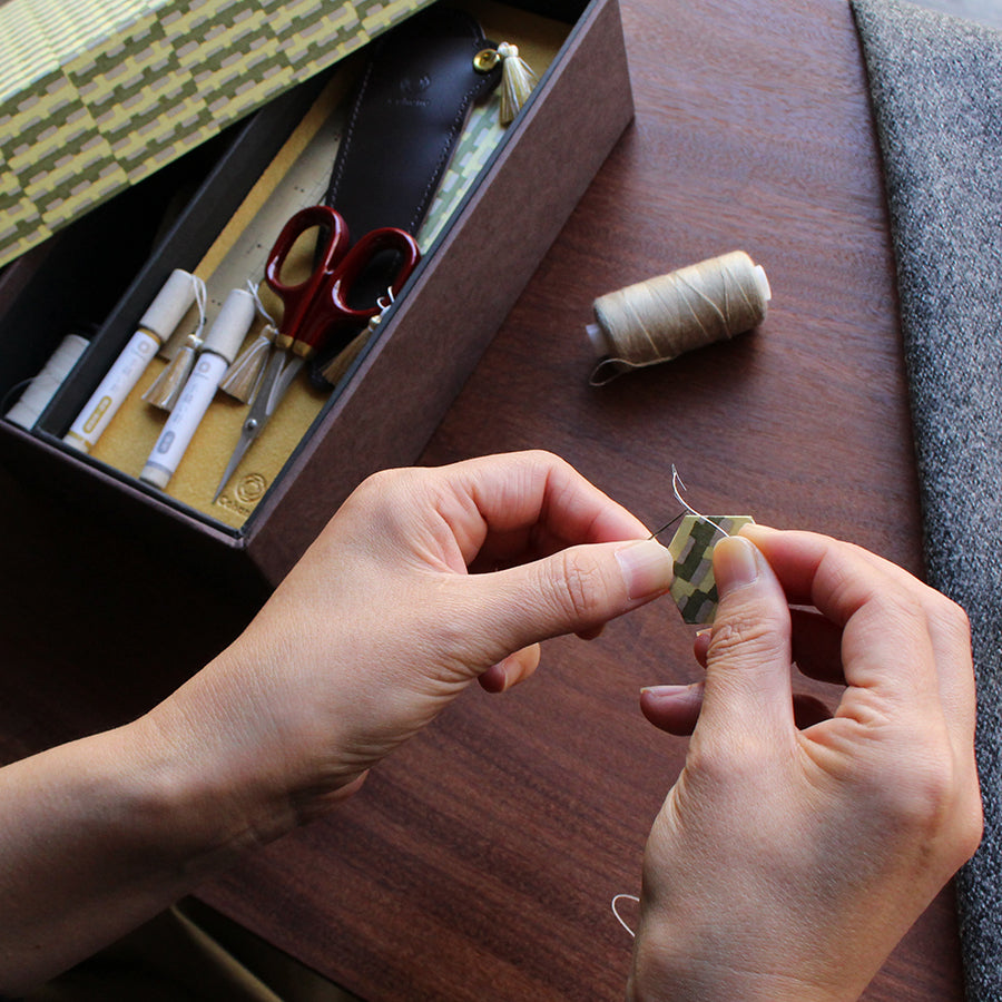 Haibara Chiyogami Needle Threader (45-269)